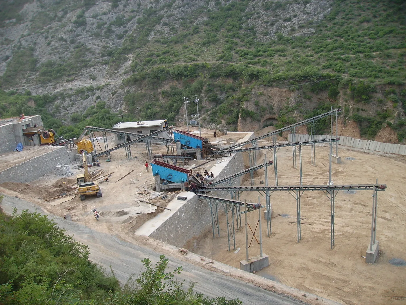 Mountain quarry aggregate plant with crushers and screens