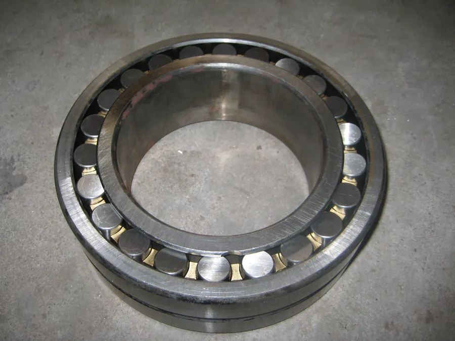 Impact crusher main shaft bearings